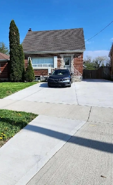 Duplex unit -2 Bedrooms, 2 bathrooms, 2 parking & laundry.