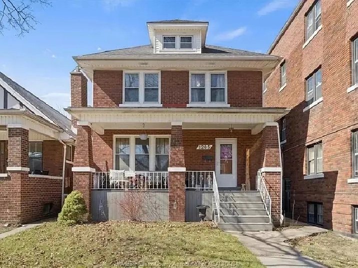 Beautiful 2 bedrooms, 1 bath lower level unit utility included