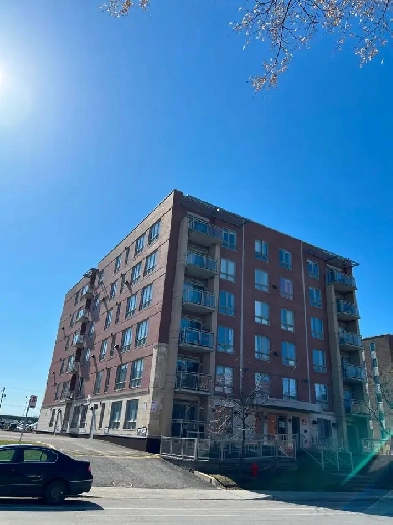 Large bright 2bedroom corner unit