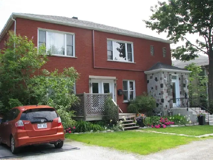 6 1/2 - VIEUX NORD - 2e étage d'un duplex