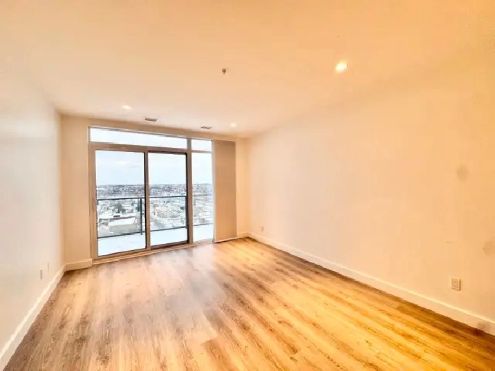 BEAUTIFUL 2-BEDROOM CONDO RENT WITH STUNNING CITY AND LAKE VIEWS