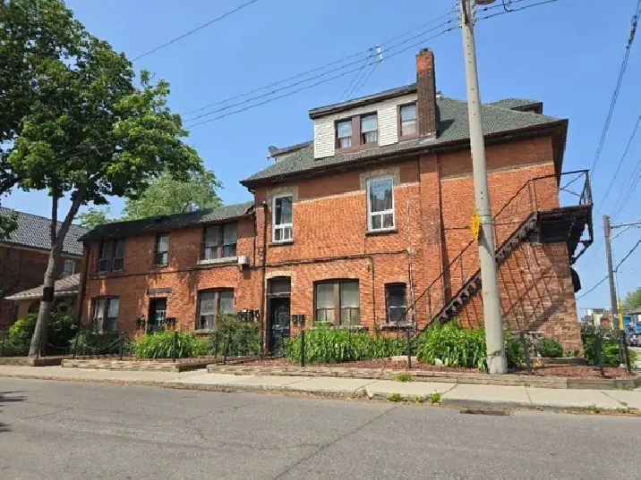 ($1250  renovated 1bedroomt on 1st floor apt.)