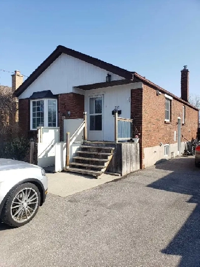 Bachelor Basement Apartment Warden & Eglinton