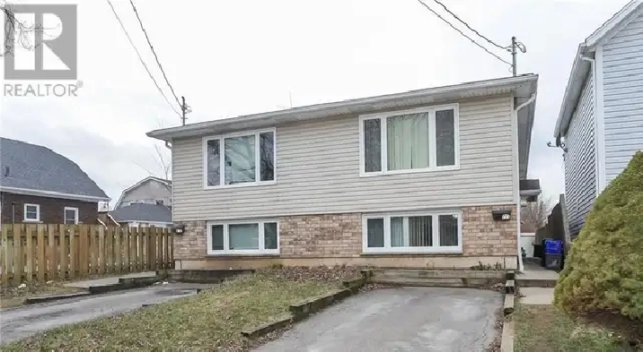 Beautiful room for rent in three room unit