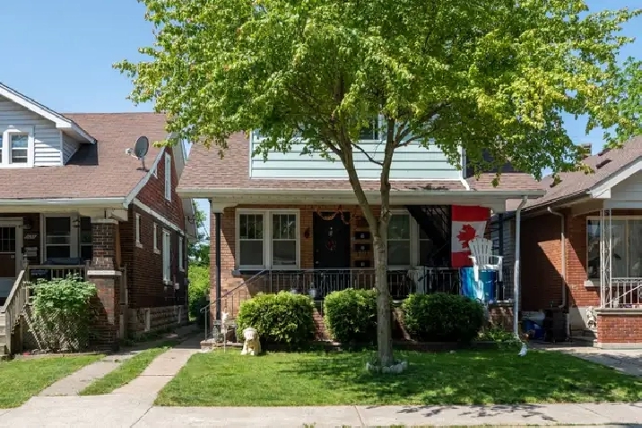 Lower 2b1b unit available for lease near central Windsor