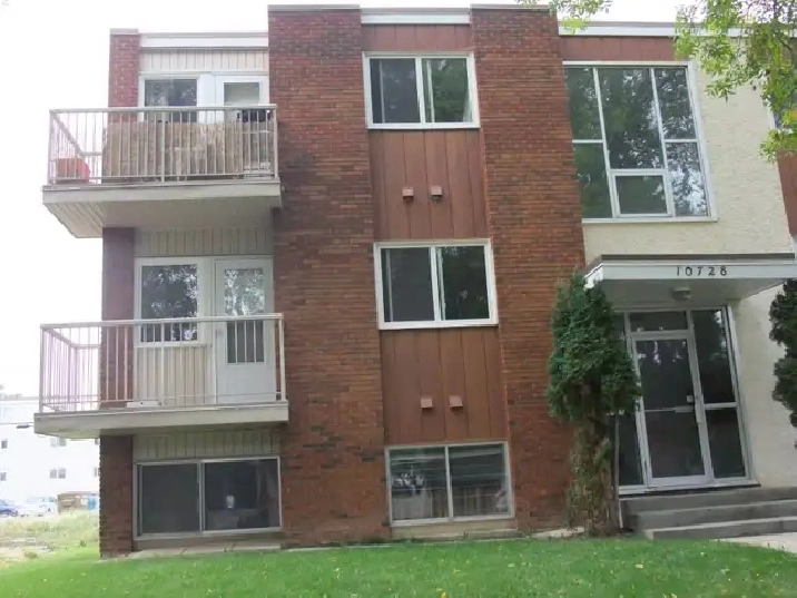 Walk to U of A, Hosp, Whyte Av, Safeway, O Strathcona. buses.