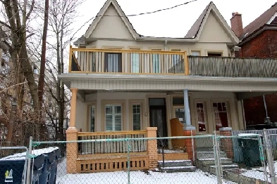 Toronto 2 1 bedroom self contained unit next to Lansdowne subway