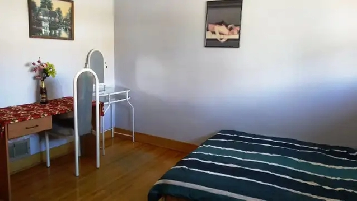 Banff Trail,5 minutes walk to UC campus, sunlight-bright room