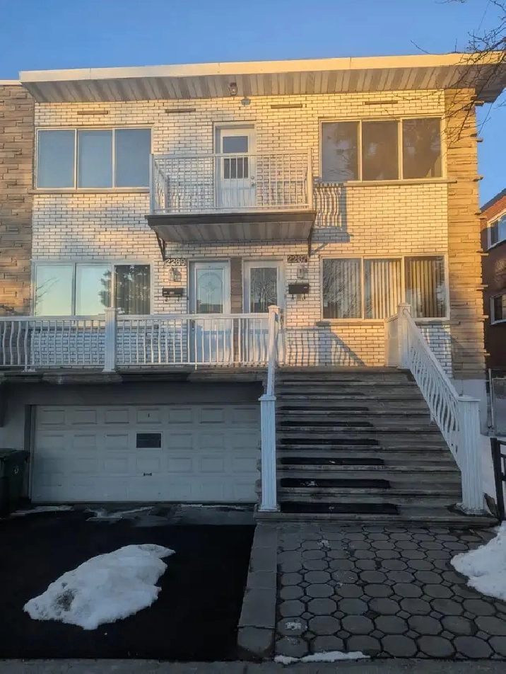 5 1/2 upper duplex In LaSalle