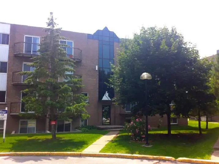 BEAU 1 1/2 AU 1ER JUILLET VILLE SAINTE CATHERINE RIVE SUD