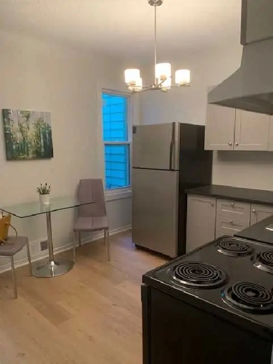 5 Bedroom Townhouse on Gladstone!