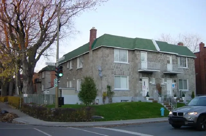 Room with private balcony near University