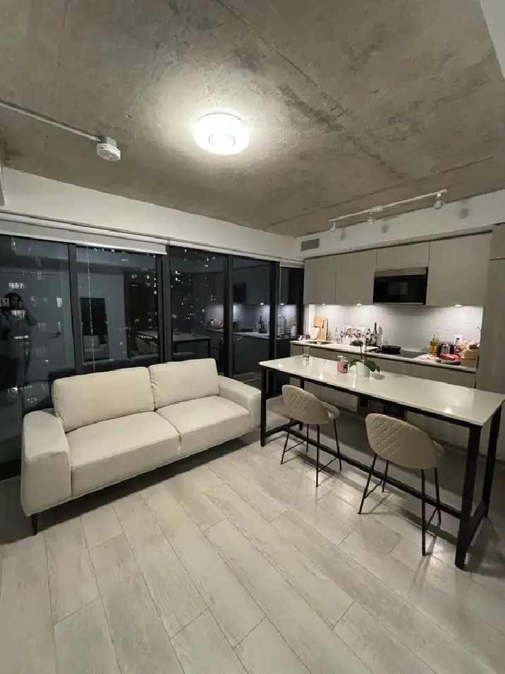 Room for Rent – Downtown Toronto – Available June 1st