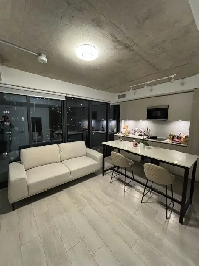 Room for Rent – Downtown Toronto – Available June 1st