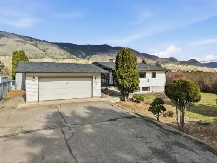 BEAUTIFUL HOME IN VALLEYVIEW WITH PANORAMIC MOUNTAIN VIEWS!