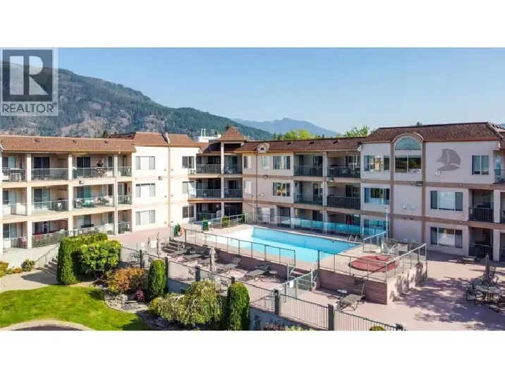 Sicamous Lockout Suite — Waterfront, Poolside, Boat Slip $495K