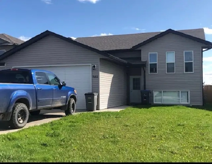 QUALITY, NEWER 3 BEDROOM W/DBL GRG & LG FENCED YARD, GREAT AREA