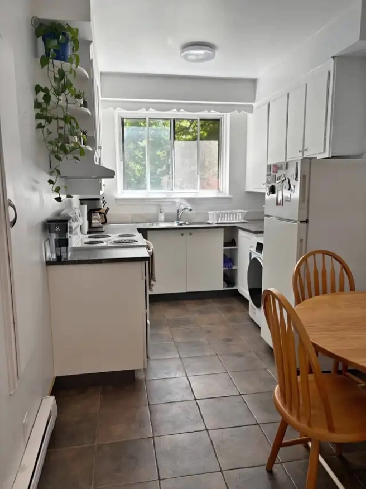 Grand 3½ avec Den | Métro Snowdon | 1400$ | 1er Juillet