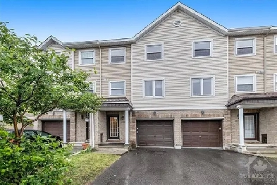 Primary bedroom in a townhouse for rent in Barrhaven - Shared