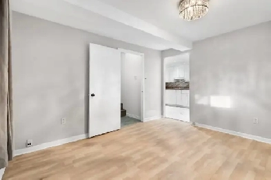 3 1/2 Bachelor Condo Brossard   Parking - For rent - À Louer