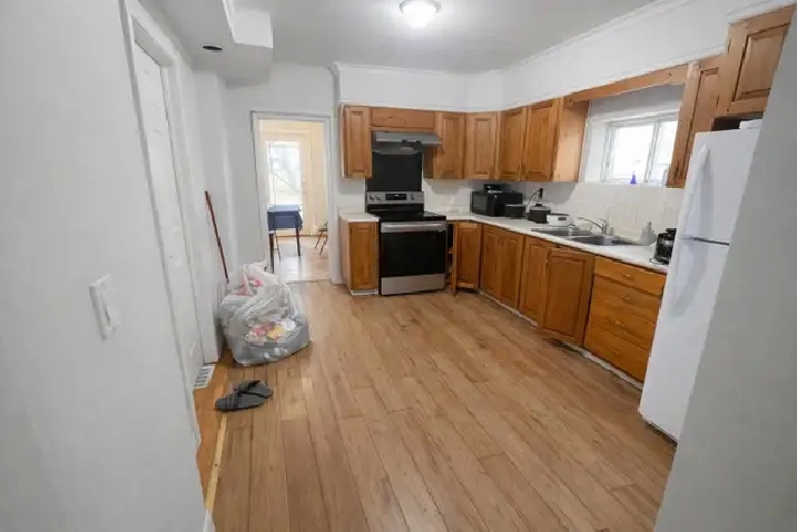 Main floor room are available from April 1st near Go station