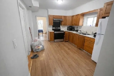 Main floor room are available from April 1st near Go station