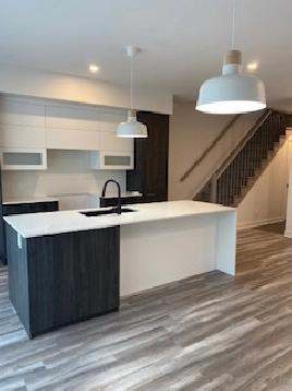 Belle maison de ville à Mirabel disponible  a louer