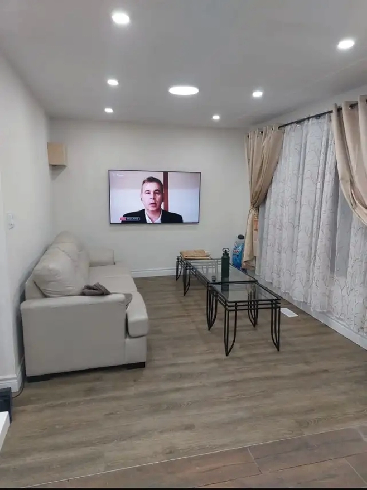 McMaster 10 Min walk