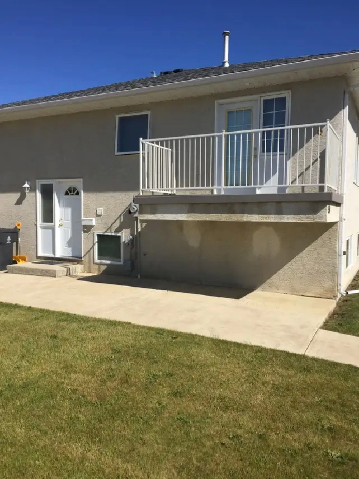 Large Spacious 2 Bdrm Mainfloor Suite for Rent