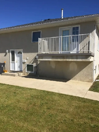 Large Spacious 2 Bdrm Mainfloor Suite for Rent