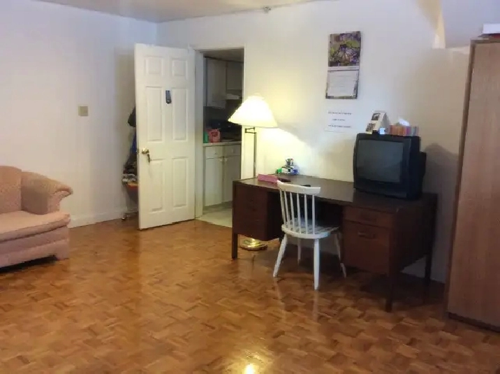 Large Room with own kitchen in Basement of large house at Yonge