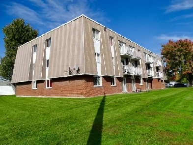 ''NOUVEAUX'' UN 4½ POUR 1 JUILLET DERNIER ÉTAGE D'UN 24 LOGEMENT