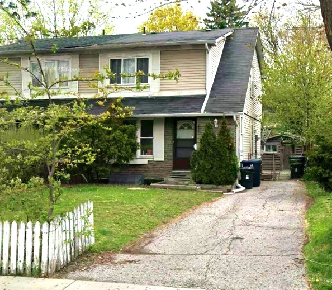 Donmills/Steeles 3 Bedroom Semi-Detached House for Rent