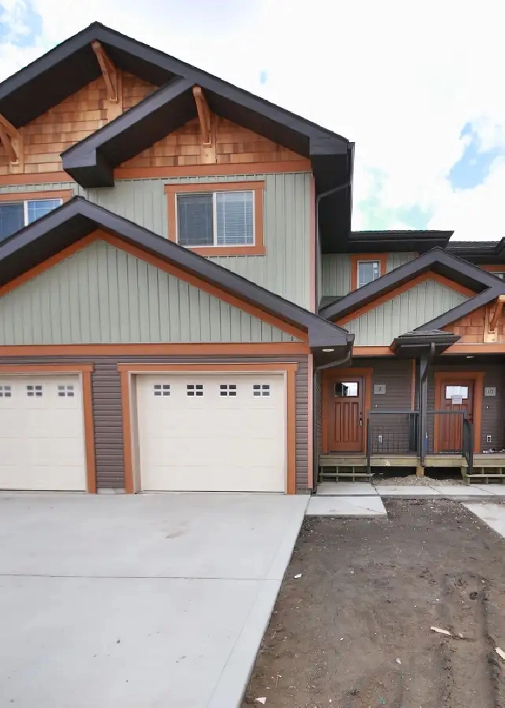 Breahill Townhouse with Garage - Available May 15th!