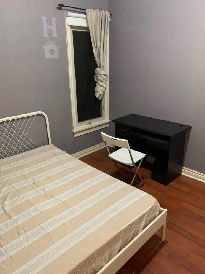 Room for rent Dundas and Bathurst