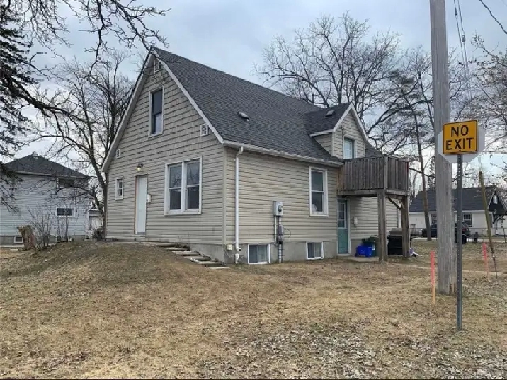 4 Bed 1.5 Bath & 3 Parkinh House for Lease