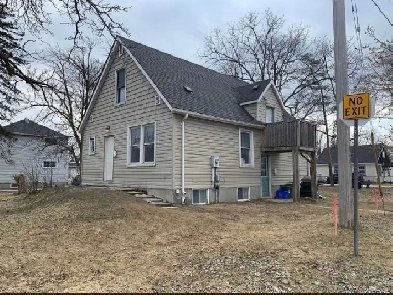 4 Bed 1.5 Bath & 3 Parkinh House for Lease