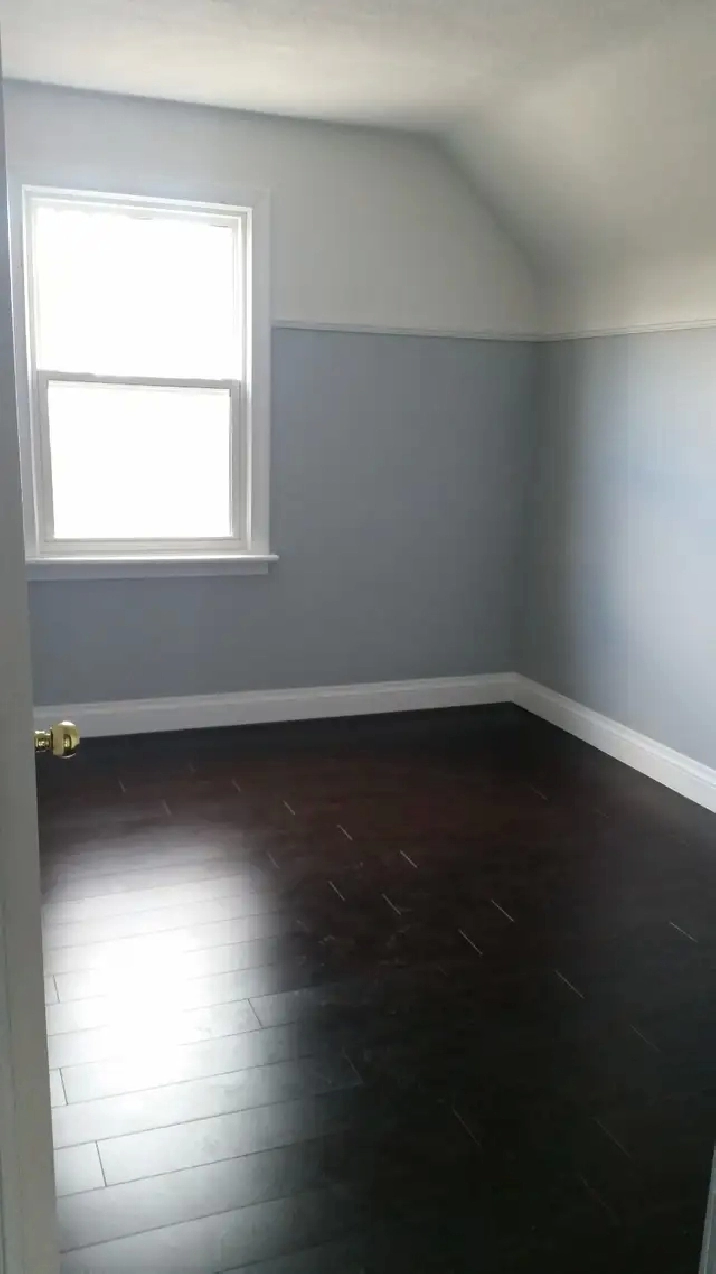 Nice Bedroom Near Mohawk College_Female only AC Included