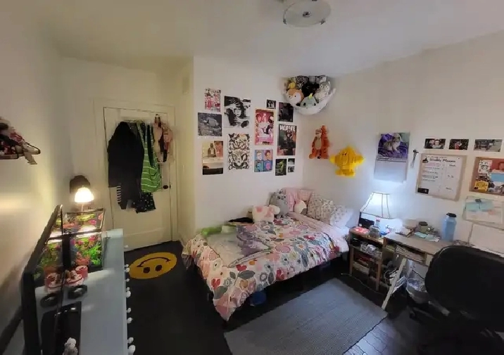 Spacious Female-Only Room for Rent – Downtown Toronto (Mutual St