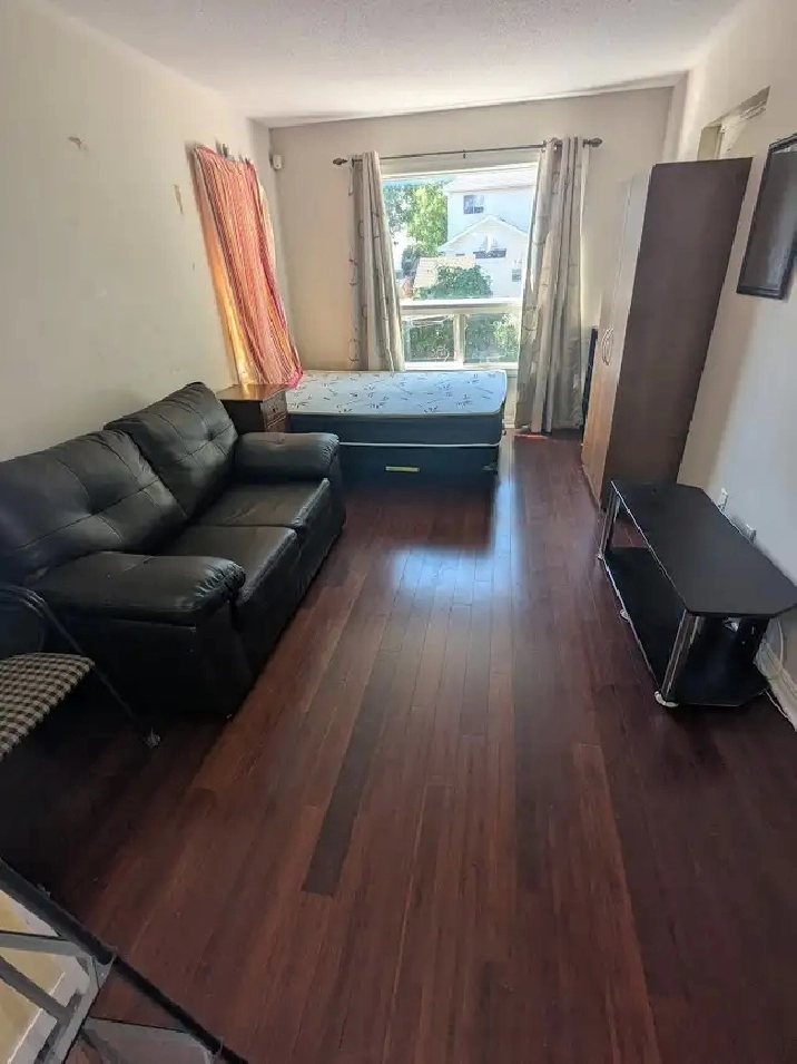 A Barrhaven  townhouse room for rent - available immediately