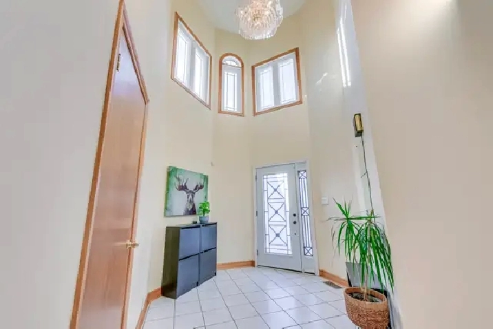 large/bright/quiet room near UTM Dundas/ErinMillsPkwy May-August