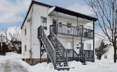 4 1/2 Secteur universitaire. Disponible 1er Juillet 2026!