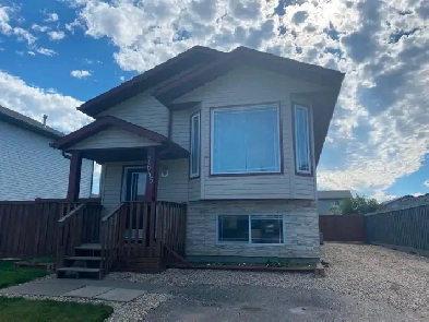 3 Bed 2 Bath Bi-level House in Westpointe Available May 1st!