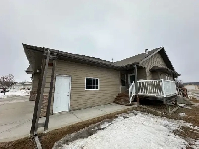 Double Attached Garage, Desirable Rosedale Duplex!