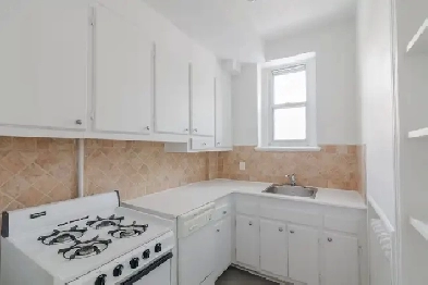 1 bed 1 bath near UdeM corner of Deacon and Van Horne - ID 1905