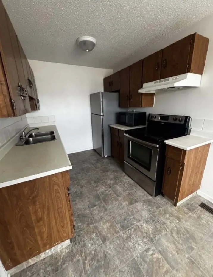 3 bedroom uppers/lower 4plex unit in Glendale
