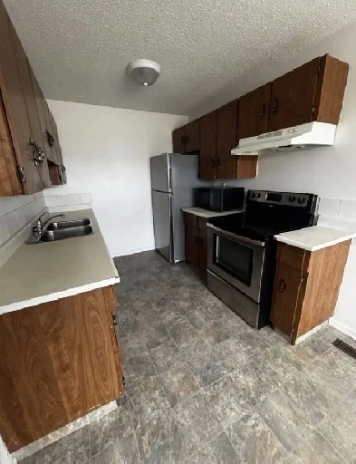 3 bedroom uppers/lower 4plex unit in Glendale