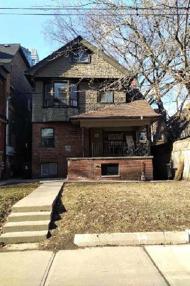 Bright private room/Bath on 1st Floor church/Wellesley area