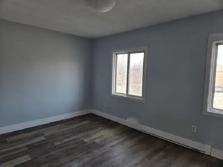 Newly renovated, semi-detached house close to schools & shopping