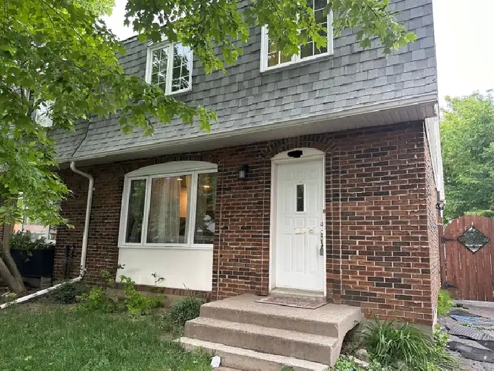 Chambre à louer 1 er  dans une jolie maison avec une jolie cour